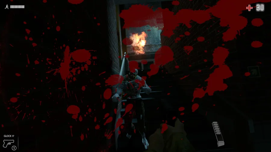 Schermata di gioco da Zombie Panic! Source: un sopravvissuto spara con la pistola contro zombie sotto la pioggia in una strada notturna